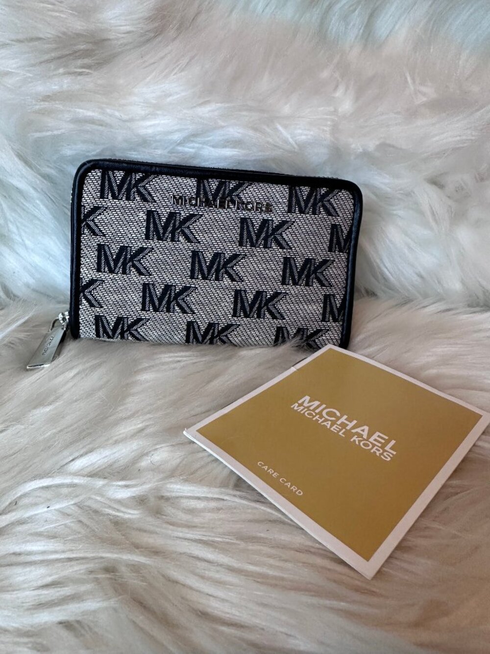 New Michael Kors Jet Set Small Zip Around Card Case Black/Light Cream - Picture 3 of 8
